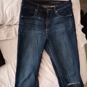 Skinny jeans for saleee - De är skinny jeans från h&m den har en distressed look på ena sidan och jag tycker det ser super coolt ut. Passa på 🤗