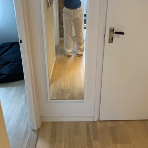 Linnebyxor  - Jätte fina och somriga lågmäldaste linnebyxor i linne🤍de är i nyskick och endast använda få gånger💕 Storlek M  De är inte genomskinliga!❤️ säljer pga för långa för mig.