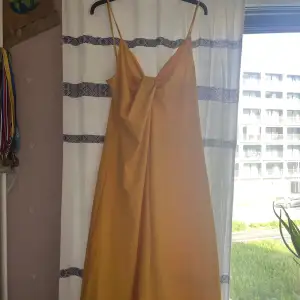 Gul midi-klänning från H&M, köpt för ca 6 år sen och endast använd en gång för bröllop 🥰