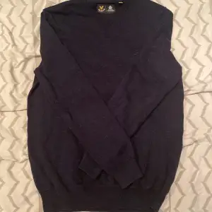 Denna Luke & scott sweatshirten är i nyskick och är använd fåtal gånger. Tröjan har små detaljer runt hela tröjan men en lite ljusare nyans än resten av tröjan och har även lyle scott märket i ungefär samma färg som hela tröjan säljs pga fel storlek.