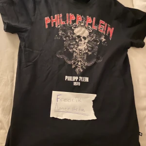 Philipp Plein T-shirt strl L - Cond 9/10, knappt använd då den sitter för tight på som är 192cm lång.  Riktigt fet tröja som inte längre går att få tag i online iallafall. Kvitto finns via farfetch, nypris ~4000kr.  Fast pris.  Köparen står för frakten.