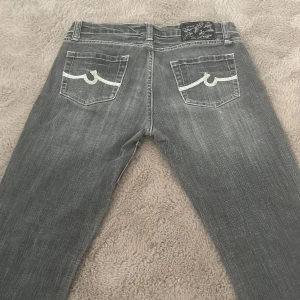 Lågmidjade jeans  - Jeansen skulle passat för någon som är ca 155 cm och är i storlek 38🫶🏼. Köparen står för frakten.