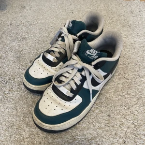 Nike skor - Egendesignade Air force 1 med gröna och svarta detaljer. Använda fåtal gånger, sulan är väldigt fräsch fortfarande och osliten 