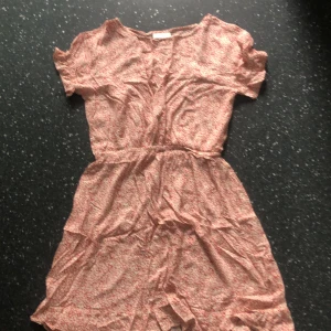 Klänning - sommrig klänning i fint mönster❣️ stl s men skulle säga att den är mer som xs, inga tecken på användning’