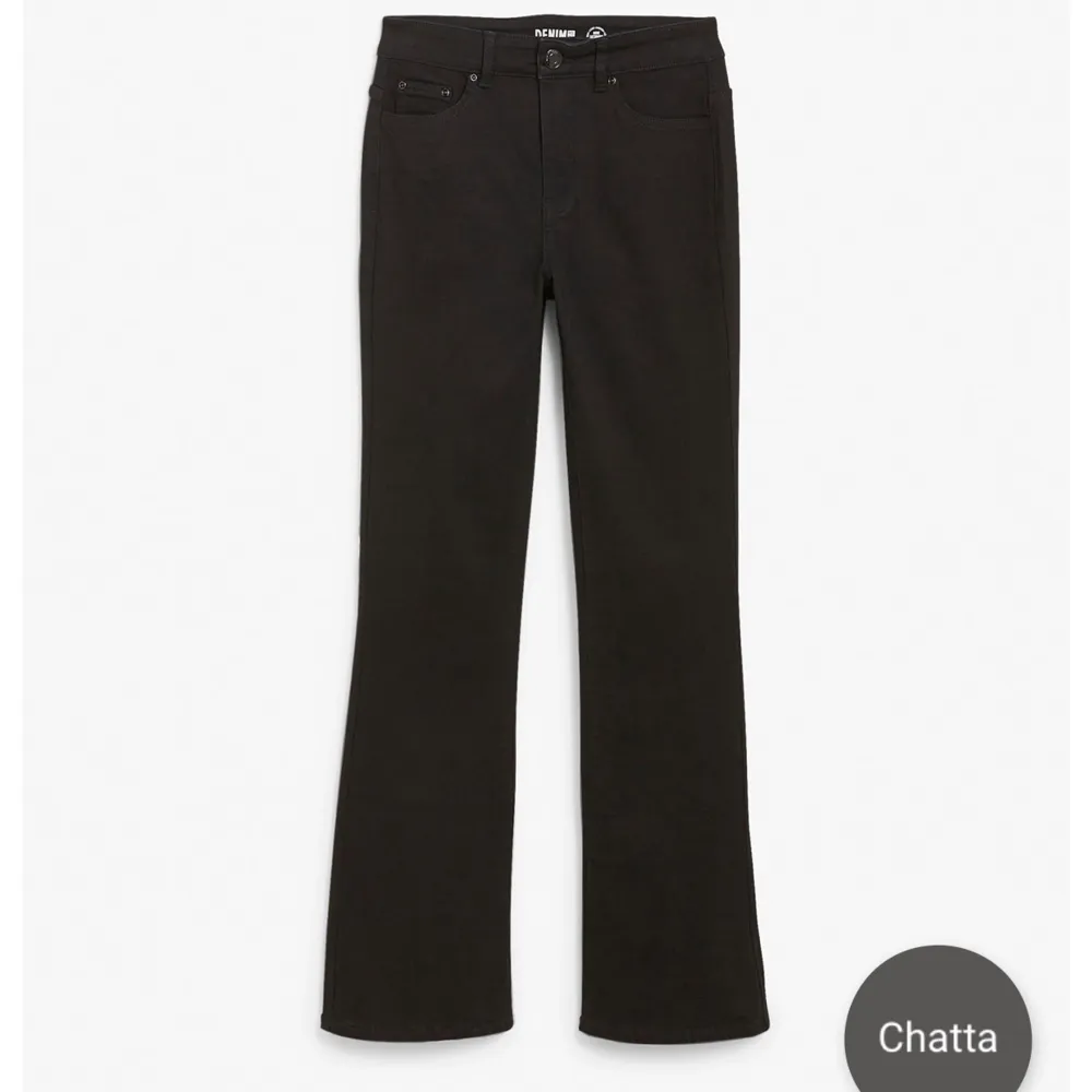 Ett par svarta midwaist bootcut jeans, använda men i bra skick nypris 499kr. Jeans & Byxor.