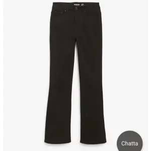Ett par svarta midwaist bootcut jeans, använda men i bra skick nypris 499kr