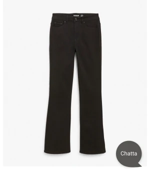 Jeans  - Ett par svarta midwaist bootcut jeans, använda men i bra skick nypris 499kr