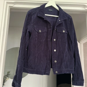 Jacka  - Ribbad jacka från Pieces.   Rensar ur min garderob just nu🌼 Kika och se om du ser något mer i min profil som du gillar så skickar jag med det till dig också!😊 Fler kläder kommer! 