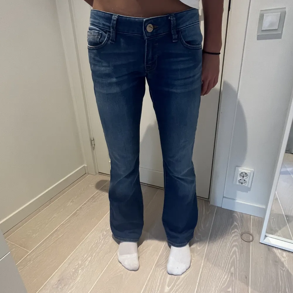 Jag säljer nu mina jeans som är i stolek 28/32 dem är för stora mig mig och därför säljer jag . Jeans & Byxor.