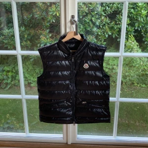 Moncler väst GUI - Säljer nu denna moncler väst, jag är inte säker på om denna är autentisk eller inte, därav priset. Dock så har den allt som en riktig som ”NFC” skann och qr kod. Den är i M men är stor i storleken så passar nog L. Billigare vid snabb affär! Mvh