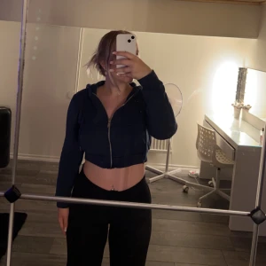 Tjocktröja  - Säljer denna croppade tjocktröjan. Tröjan är mörkblå och är i str M från H&M. Kom gärna med ett rimligt pris. Hör av dig vid frågor och funderingar 💙