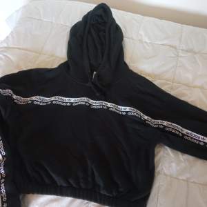 Womens cropped hoodie size 34/xs. Worn but in great condition.
