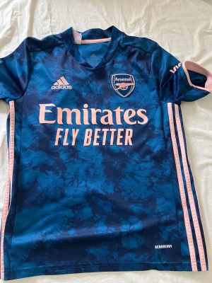 Arsenal tredje ställ 20/21(Saka) - Bra skick skriv om ni har några funderingar 😊 Den passar den som är upp till 172 ca