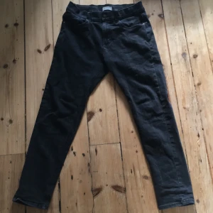 Grå/svarta jeans - Jag säljer mina Lindex skit snygga jeans men som är för små dem är st S eller 164