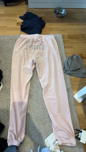 Juicy byxor - Juicy byxor med slits nere vid benen stl S Finns i kalmar kan skickas mot fraktkostnad💞