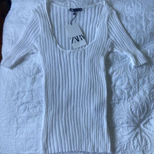 Sommar topp - Helt ny oanvänd tunn tröja som funkar perfekt att ha på stranden över sin bikini då den är lite genomskinlig💞jätte bra att ha utomlands