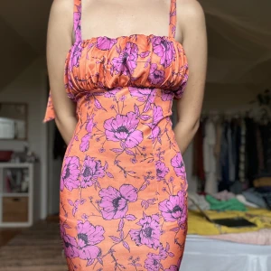 Blommig miniklänning - Klänningen har knytning så att man själv kan justera banden🪷nysskick