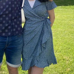 Sommarklänning  - En klänning från veromoda som har använts 2 gånger. Väldigt fin och somrig 