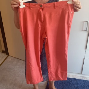 Halvshorts - Storlek 40 på alla 3 plaggen. Snygga byxor. 3 par. Använda men sparsamt.