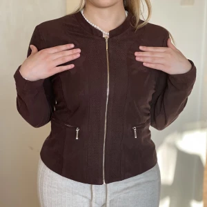 Läderjacka - En jättefin vintage brun höst/sommar/vår jacka som är i mocka/läder material. I jättefint skick och har gulddetaljer