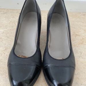 Klackar - TRYCK INTE PÅ KÖP DIREKT SKRIV INNAN!!!!Säljer de här gulliga klackar då de inte kommer till användning längre. 💕