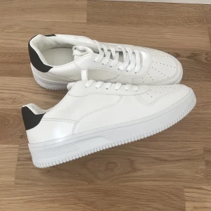 Vita sneakers strl 42 - Säljer ett par nya och helt oanvända vita sneakers. Möts upp i Växjö eller fraktar. 