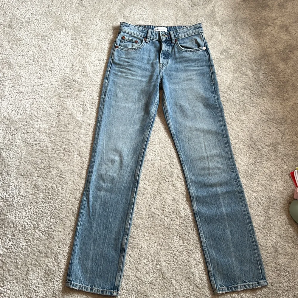 Säljer dessa jättefina blå mid waist jeansen från zara. Endast använd 1 gång, är i nyskick💙Storlek 34. Jeans & Byxor.
