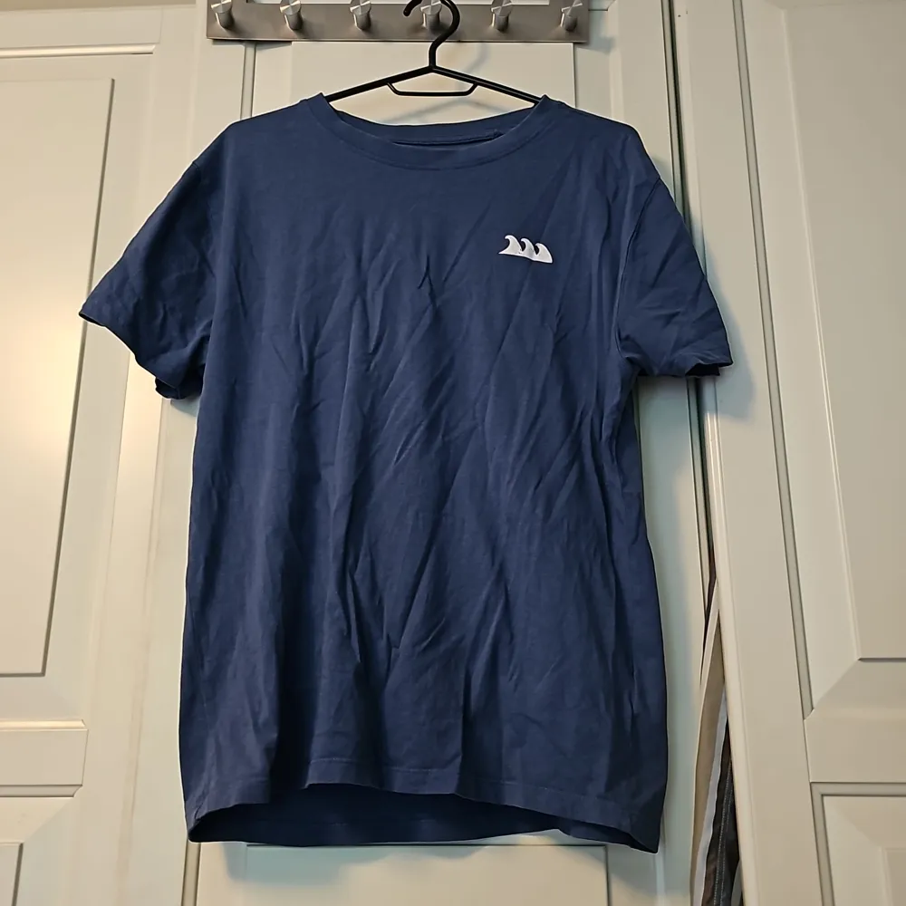 Blå T-shirt med tryck på från Lager 157. T-shirts.