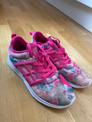 Färgglada sneakers - Coola färgglada skor från Fila. Ett riktigt snyggt sätt att få outfiten att poppa! De är sparsamt använda och i mycket gott skick!✨