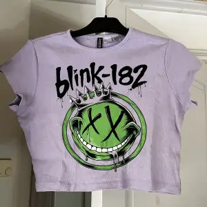 Oanvänt, Blink-182 tryck. Kort tröja. 