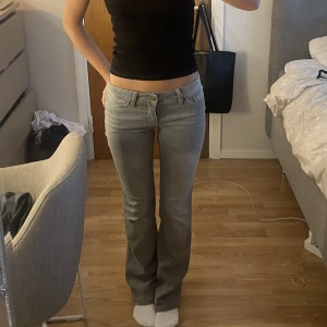Ljusgråa jeans - Ljusgråa jeans. Låga i midjan. Supersnygga! Skriv för fler bilder ☺️