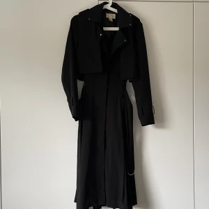 Tunn svart kappa - Svart kappa i tunnare material från HM. I fint skick!✨