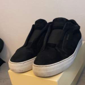 Axel arigato skor säljs för 1200kr köpt för 2500kr strl 43