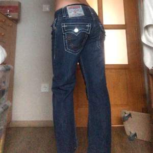 Skit snygga true religion jeans med paljetter på bakfickorna i nästintill nytt skick! Köparen står för frakt 💛Använd gärna ”köp nu” och skriv vid frågor! 