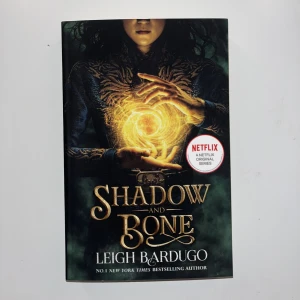 Shadow and bone - En bok som nu har blivit netflixserie! Aldrig öppnad och i väldigt bra skick. Fantasy och väldigt populär på booktok!