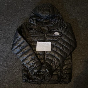 The North Face dunjacka - TNF dunjacka!   Strl: M, passar M/S,  Skick: 6/10, finns några småmål, inget som syns,  Nypris: 3000kr,  Mitt pris: 499kr + frakt, 