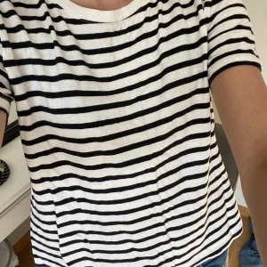 Randig T-shirt  - Säljer denna randiga t-shirt ifrån Zara, nästan aldrig använd så nyskick!💕