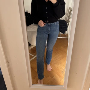 Jeans från Tiger of Sweden - Säljer ett par blå jeans från Tiger of Sweden, jättefint skick. Storlek 26/32.