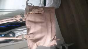Hej jag vill sälja min rosa väska då den inte kommer till användning, den är lätt att bära och fyller mycket💗