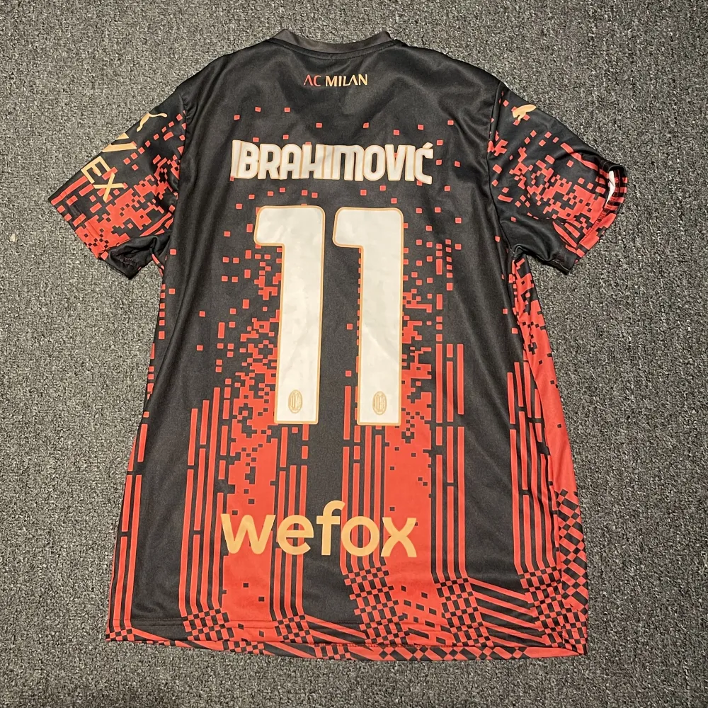 Säljer den här ac milan tröjan som användes säsongen 22/23 och är i toppskick. Zlatan ibrahimovic på ryggen, nummer 11. . T-shirts.