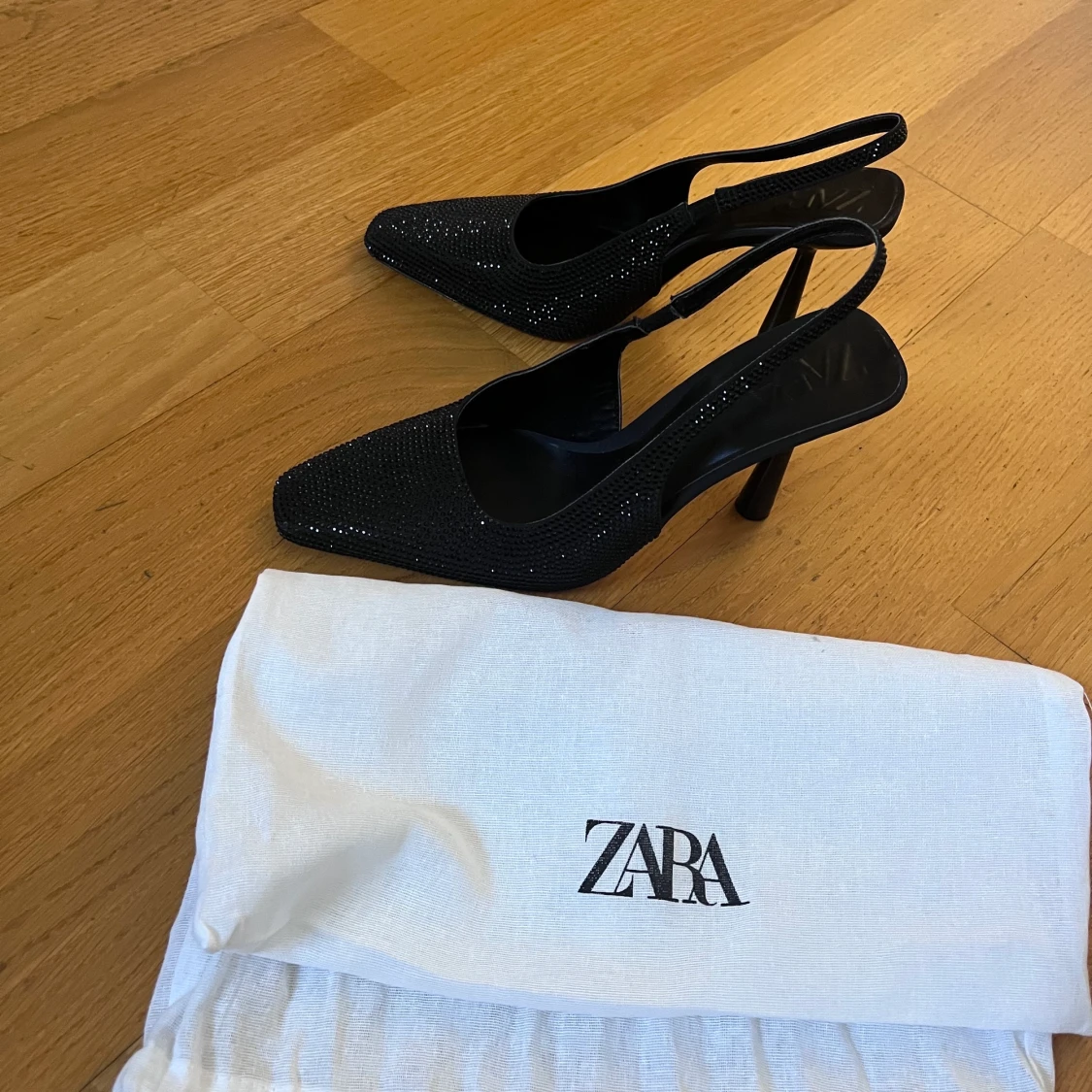 Svarta glittriga klackskor från Zara - 90