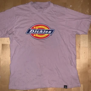 Dickies t-shirt - Storlek large Säljer då den inte används  Kan gå ner i pris vid snabb affär  