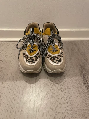 Skor  - Sneakers använda 3-4 ggr storlek 38