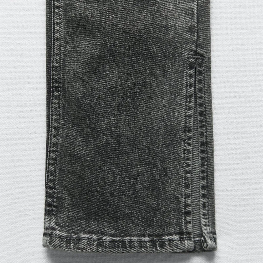 Säljer dessa jeans från Zara, aldrig använda endast testade. . Jeans & Byxor.