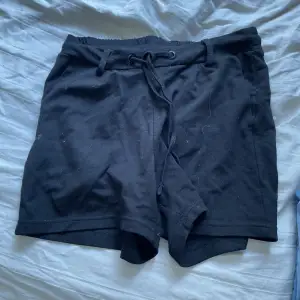 Superfina shorts!  Endast använda fåtal gånger! Säljer dessa då dem inte passar mig.  Svart/Mörkblå Köpare står för frakt. 