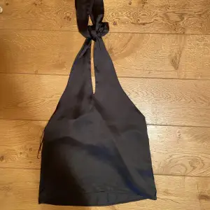 Säljer detta svarta halterneck linnet med öppen rygg i storlek M från zara. Linnet är aldrig använt. Säljer för 200 kr🩷🌼