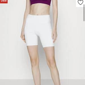 Cykelbyxor - Vita cykelbyxor i strlk xs från zalando, helt oanvända, säljer för jag ångra mig när jag fick hem dom men det var något fel när jag ville skicka tillbaka så det gick inte därför säljer jag ist. Kan mötas upp i Stockholm annars står jag inte för frakt