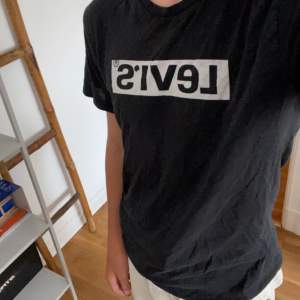 En svart Levis t-shirt som är i perfekt skick och inte har använts så mycket 
