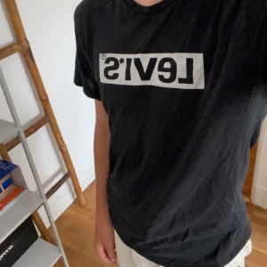 Levis T-shirt - En svart Levis t-shirt som är i perfekt skick och inte har använts så mycket 