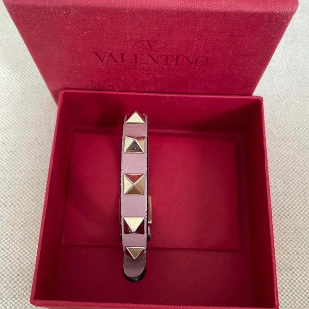 säljer detta sjukt söta rosa valentino armband!!❤️ låda och kort medföljer💓 fraktar endast!💗 använt men fint skick😇. Accessoarer.